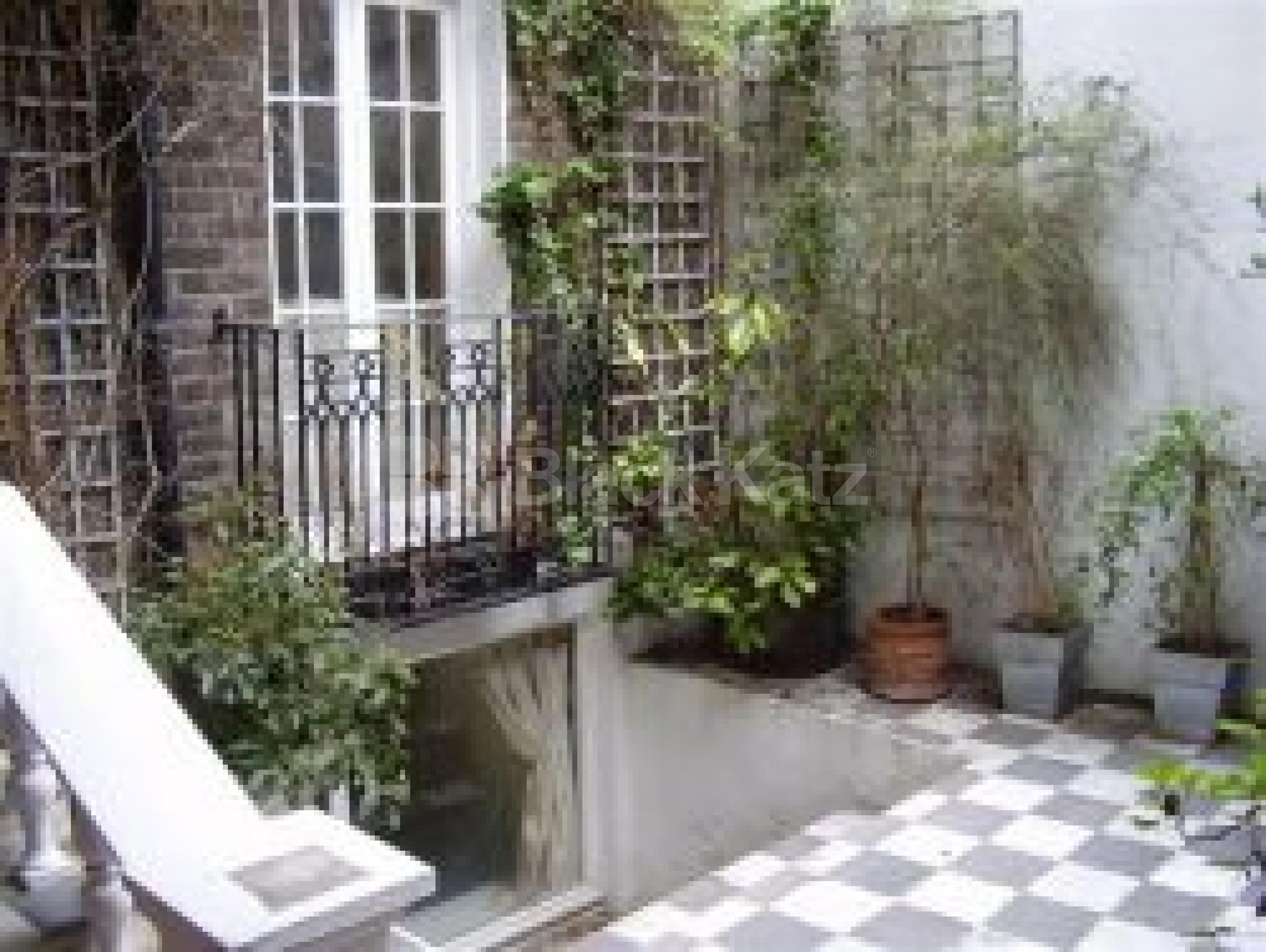 			4 Bedroom, 1 bath, 1 reception Flat			 Therberton Road, ISLINGTON/ANGEL N1 N1